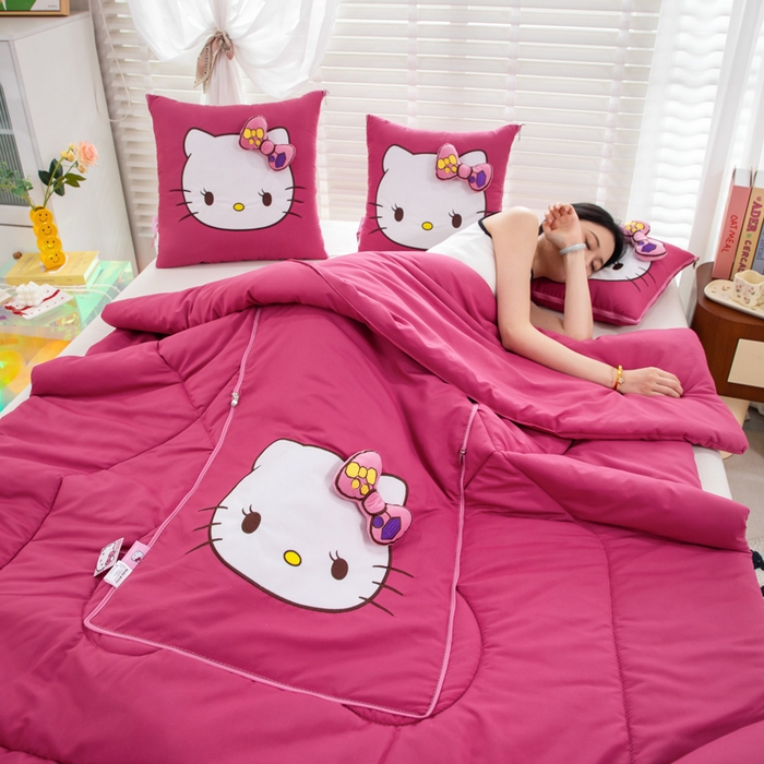 91家纺网 家纺一手货源 找家纺 照世家纺 2025春夏新款三丽鸥立体款抱枕被 凯蒂猫