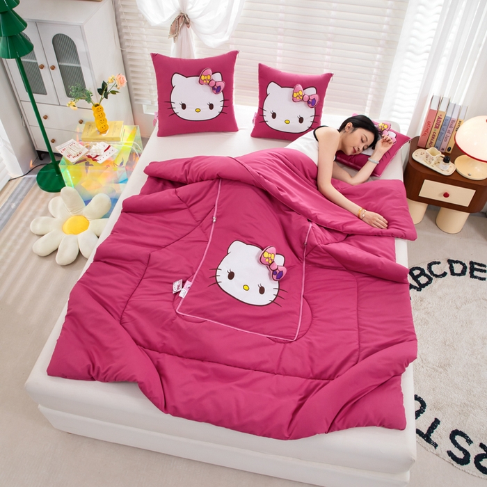 91家纺网 家纺一手货源 找家纺 照世家纺 2025春夏新款三丽鸥立体款抱枕被 凯蒂猫