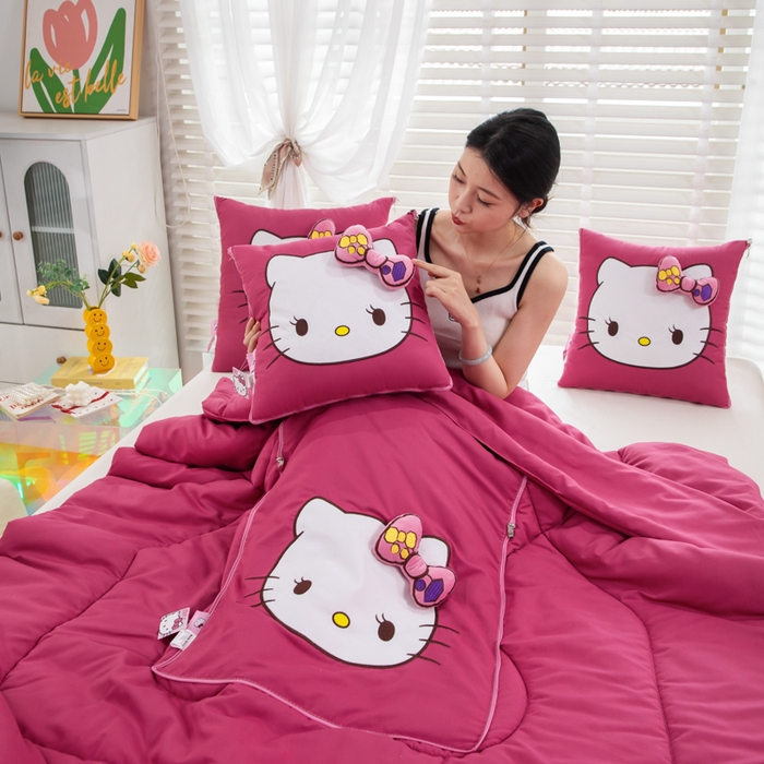 91家纺网 家纺一手货源 找家纺 照世家纺 2025春夏新款三丽鸥立体款抱枕被 凯蒂猫