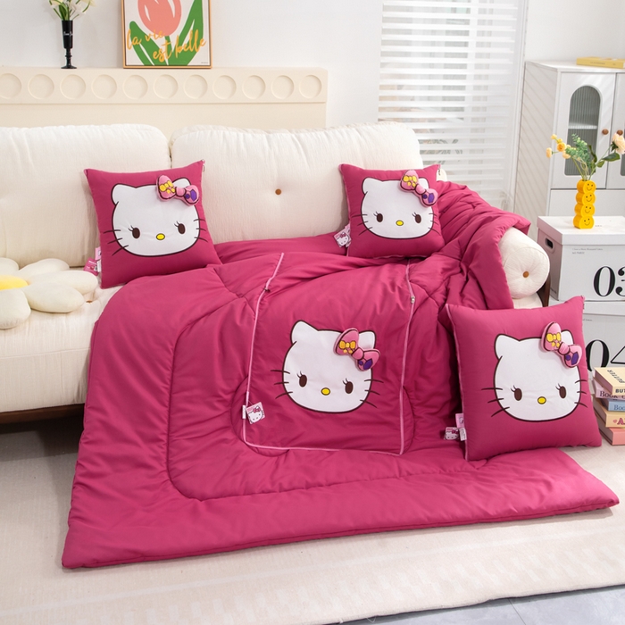 91家纺网 家纺一手货源 找家纺 照世家纺 2025春夏新款三丽鸥立体款抱枕被 凯蒂猫