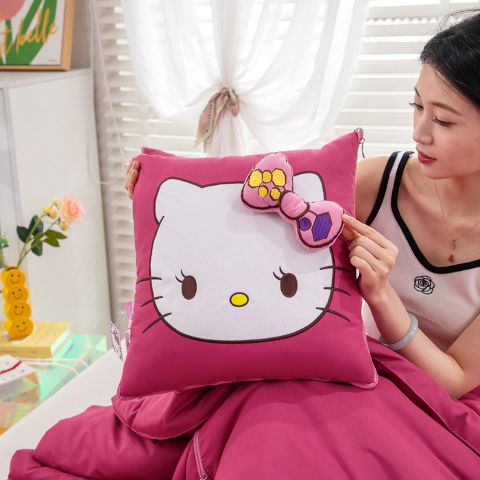 91家纺网 家纺一手货源 找家纺 照世家纺 2025春夏新款三丽鸥立体款抱枕被 凯蒂猫