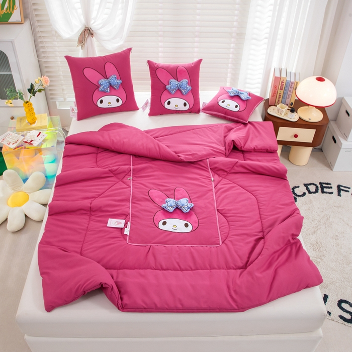 91家纺网 家纺一手货源 找家纺 照世家纺 2025春夏新款三丽鸥立体款抱枕被 美乐蒂