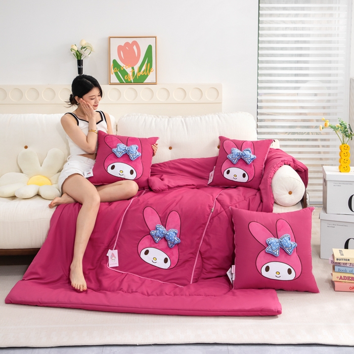 91家纺网 家纺一手货源 找家纺 照世家纺 2025春夏新款三丽鸥立体款抱枕被 美乐蒂