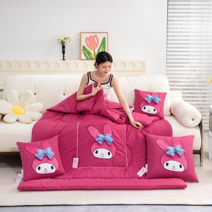 91家纺网 家纺一手货源 找家纺 照世家纺 2025春夏新款三丽鸥立体款抱枕被 美乐蒂