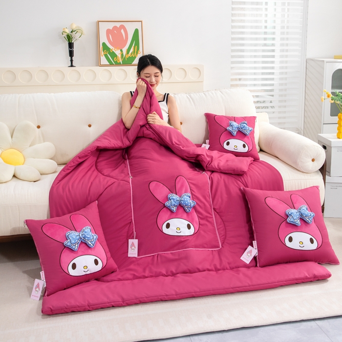 91家纺网 家纺一手货源 找家纺 照世家纺 2025春夏新款三丽鸥立体款抱枕被 美乐蒂