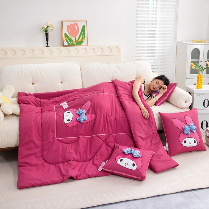 91家纺网 家纺一手货源 找家纺 照世家纺 2025春夏新款三丽鸥立体款抱枕被 美乐蒂