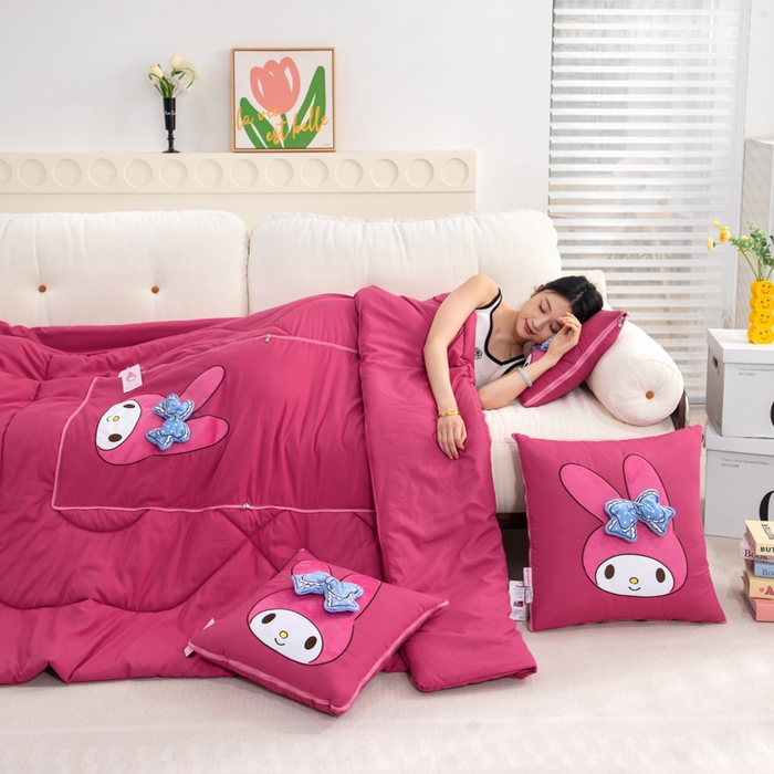 91家纺网 家纺一手货源 找家纺 照世家纺 2025春夏新款三丽鸥立体款抱枕被 美乐蒂