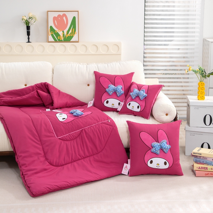 91家纺网 家纺一手货源 找家纺 照世家纺 2025春夏新款三丽鸥立体款抱枕被 美乐蒂