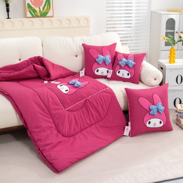 91家纺网 家纺一手货源 找家纺 照世家纺 2025春夏新款三丽鸥立体款抱枕被 美乐蒂