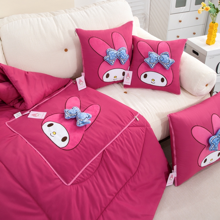 91家纺网 家纺一手货源 找家纺 照世家纺 2025春夏新款三丽鸥立体款抱枕被 美乐蒂