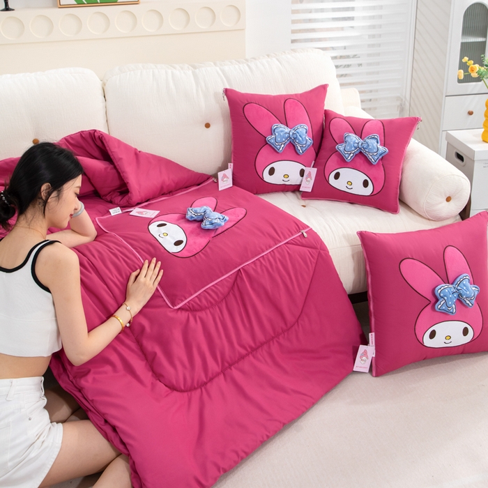 91家纺网 家纺一手货源 找家纺 照世家纺 2025春夏新款三丽鸥立体款抱枕被 美乐蒂