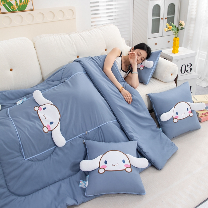 照世家纺 2025春夏新款三丽鸥立体款抱枕被 玉桂狗