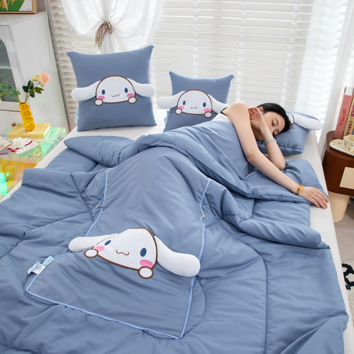 91家纺网 家纺一手货源 找家纺 照世家纺 2025春夏新款三丽鸥立体款抱枕被 玉桂狗