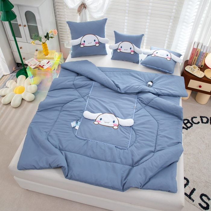 91家纺网 家纺一手货源 找家纺 照世家纺 2025春夏新款三丽鸥立体款抱枕被 玉桂狗