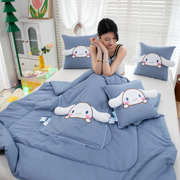 91家纺网 家纺一手货源 找家纺 照世家纺 2025春夏新款三丽鸥立体款抱枕被 玉桂狗