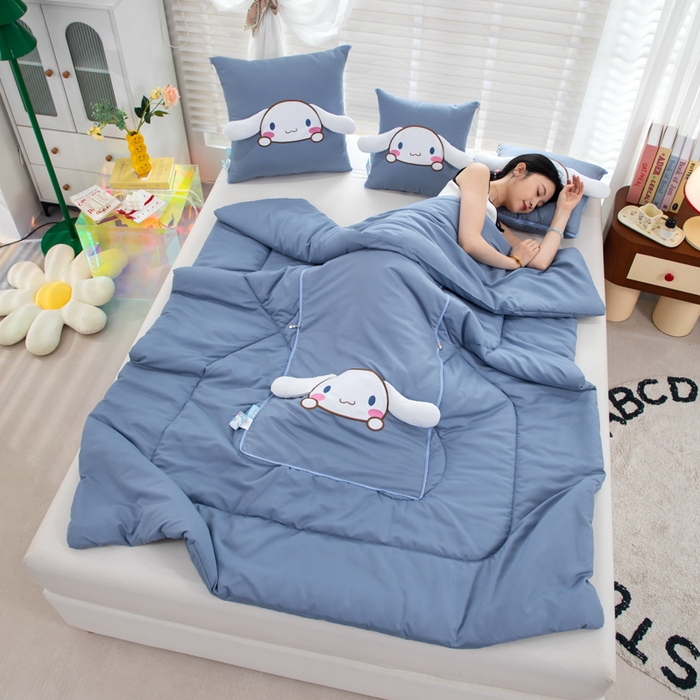 91家纺网 家纺一手货源 找家纺 照世家纺 2025春夏新款三丽鸥立体款抱枕被 玉桂狗