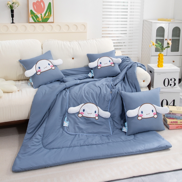 91家纺网 家纺一手货源 找家纺 照世家纺 2025春夏新款三丽鸥立体款抱枕被 玉桂狗