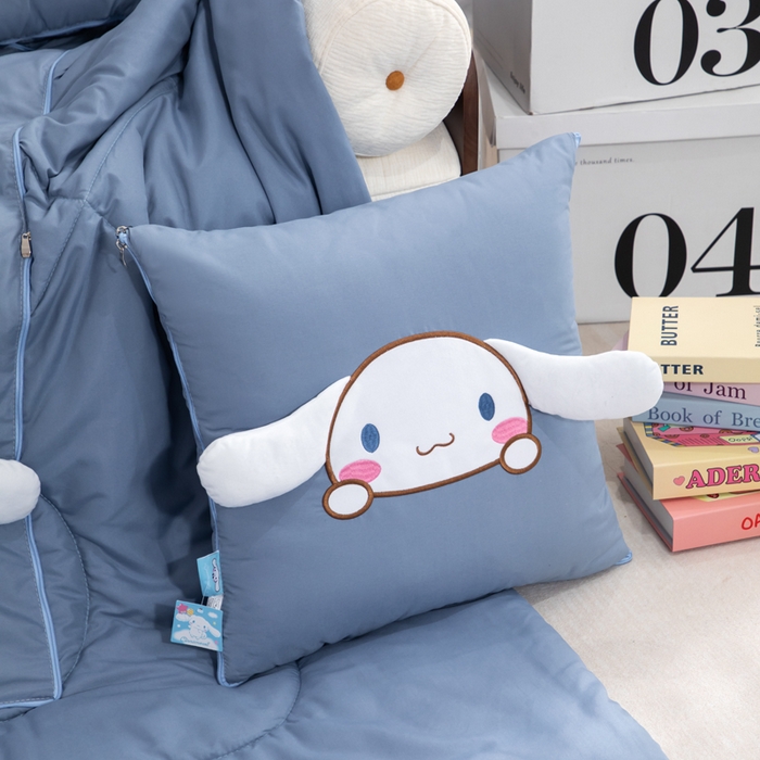 91家纺网 家纺一手货源 找家纺 照世家纺 2025春夏新款三丽鸥立体款抱枕被 玉桂狗