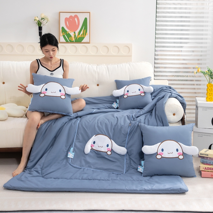 91家纺网 家纺一手货源 找家纺 照世家纺 2025春夏新款三丽鸥立体款抱枕被 玉桂狗