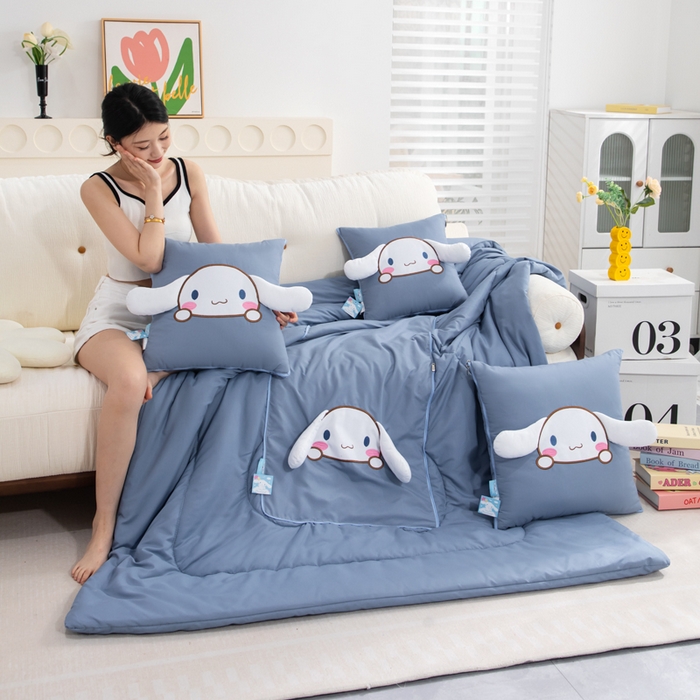 91家纺网 家纺一手货源 找家纺 照世家纺 2025春夏新款三丽鸥立体款抱枕被 玉桂狗