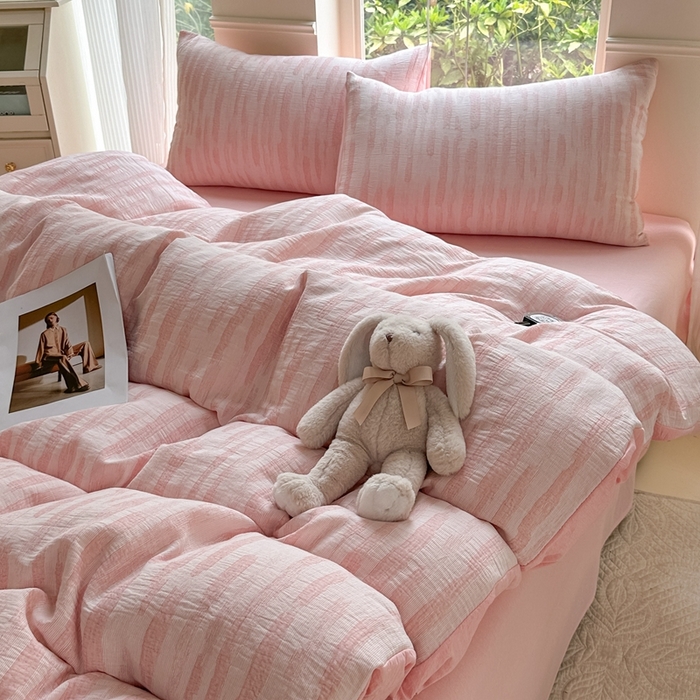 91家纺网 家纺一手货源 找家纺 菡宝 2025新款a类母婴级全棉色织三层纱提花被套纯棉被罩四件套支持定做定制尺寸 艾瑞-粉