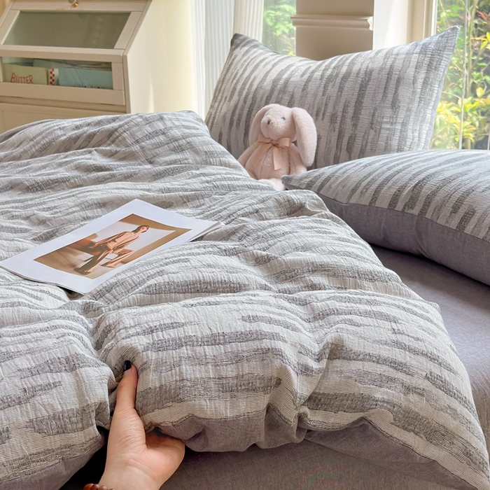 91家纺网 家纺一手货源 找家纺 菡宝 2025新款a类母婴级全棉色织三层纱提花被套纯棉被罩四件套支持定做定制尺寸 艾瑞-灰