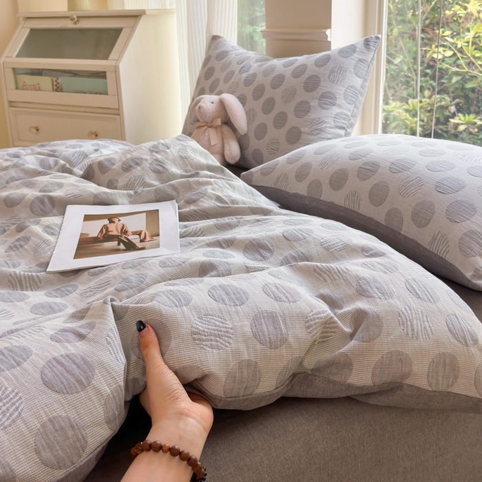 91家纺网 家纺一手货源 找家纺 菡宝 2025新款a类母婴级全棉色织三层纱提花被套纯棉被罩四件套支持定做定制尺寸 波点-灰