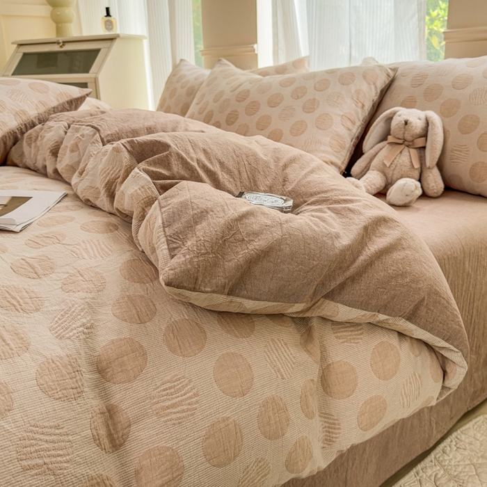 91家纺网 家纺一手货源 找家纺 菡宝 2025新款a类母婴级全棉色织三层纱提花被套纯棉被罩四件套支持定做定制尺寸 波点-卡其