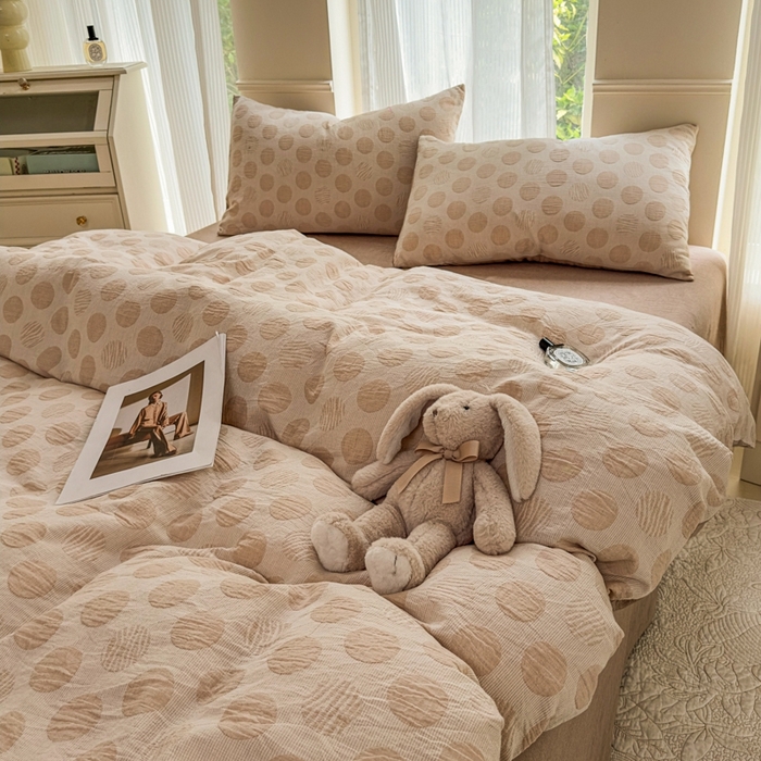 91家纺网 家纺一手货源 找家纺 菡宝 2025新款a类母婴级全棉色织三层纱提花被套纯棉被罩四件套支持定做定制尺寸 波点-卡其