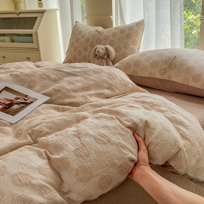 91家纺网 家纺一手货源 找家纺 菡宝 2025新款a类母婴级全棉色织三层纱提花被套纯棉被罩四件套支持定做定制尺寸 波点-卡其