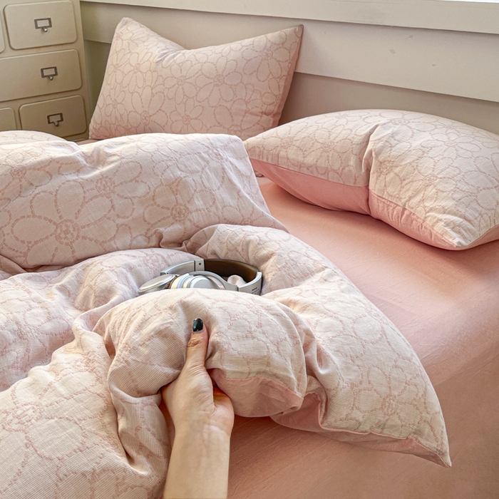 91家纺网 家纺一手货源 找家纺 菡宝 2025新款a类母婴级全棉色织三层纱提花被套纯棉被罩四件套支持定做定制尺寸 洛可可-粉