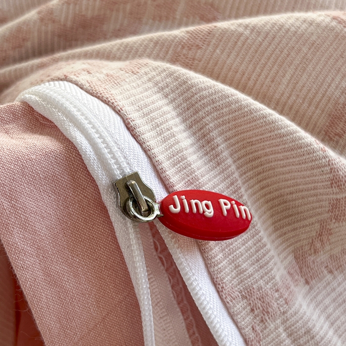 91家纺网 家纺一手货源 找家纺 菡宝 2025新款a类母婴级全棉色织三层纱提花被套纯棉被罩四件套支持定做定制尺寸 洛可可-粉