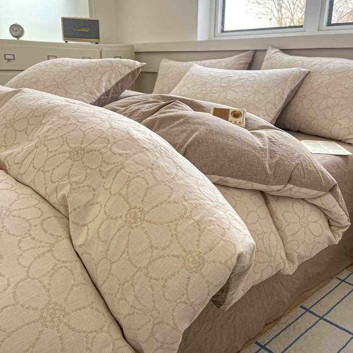 91家纺网 家纺一手货源 找家纺 菡宝 2025新款a类母婴级全棉色织三层纱提花被套纯棉被罩四件套支持定做定制尺寸 洛可可-米咖