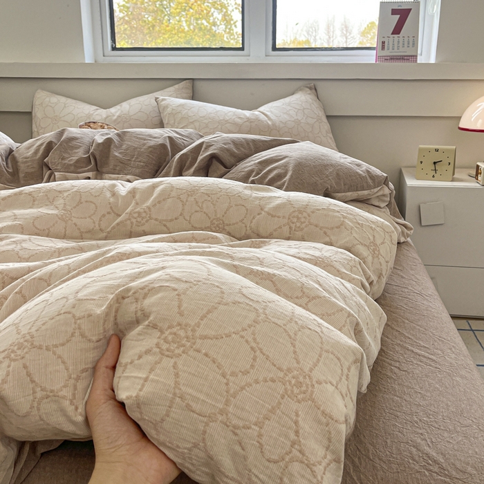 91家纺网 家纺一手货源 找家纺 菡宝 2025新款a类母婴级全棉色织三层纱提花被套纯棉被罩四件套支持定做定制尺寸 洛可可-米咖