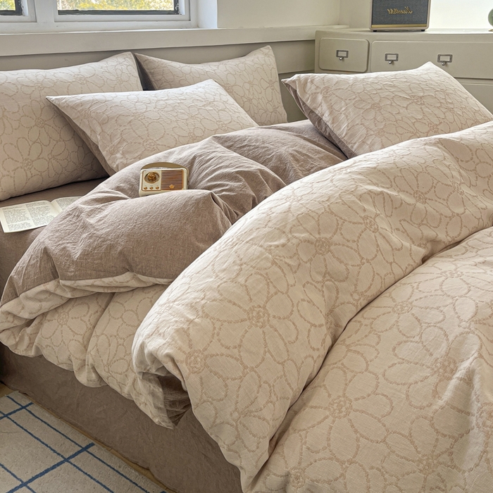 91家纺网 家纺一手货源 找家纺 菡宝 2025新款a类母婴级全棉色织三层纱提花被套纯棉被罩四件套支持定做定制尺寸 洛可可-米咖