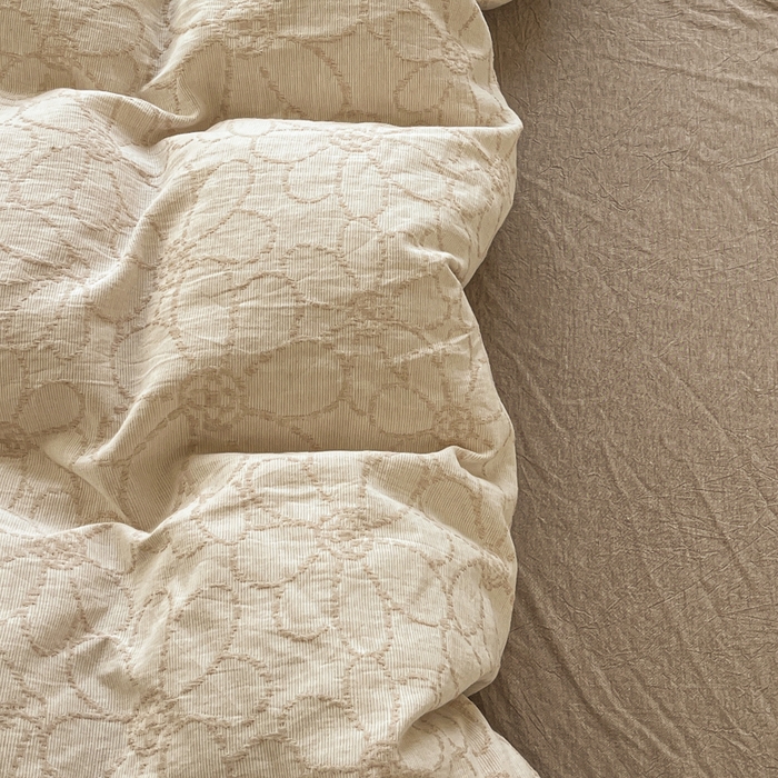 91家纺网 家纺一手货源 找家纺 菡宝 2025新款a类母婴级全棉色织三层纱提花被套纯棉被罩四件套支持定做定制尺寸 洛可可-米咖