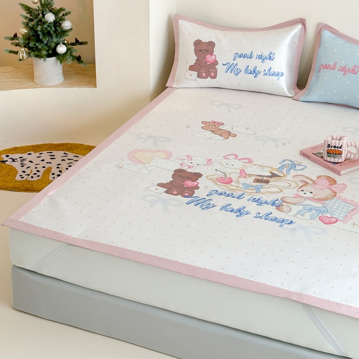 91家纺网 家纺一手货源 找家纺 澳萝拉 2025新款数码印花包边款冰藤席席子凉席-风格二 晚安熊