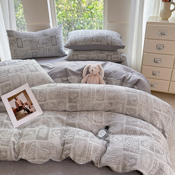 91家纺网 家纺一手货源 找家纺 菡宝 2025新款a类母婴级全棉色织三层纱提花被套纯棉被罩四件套支持定做定制尺寸 叶之美-灰