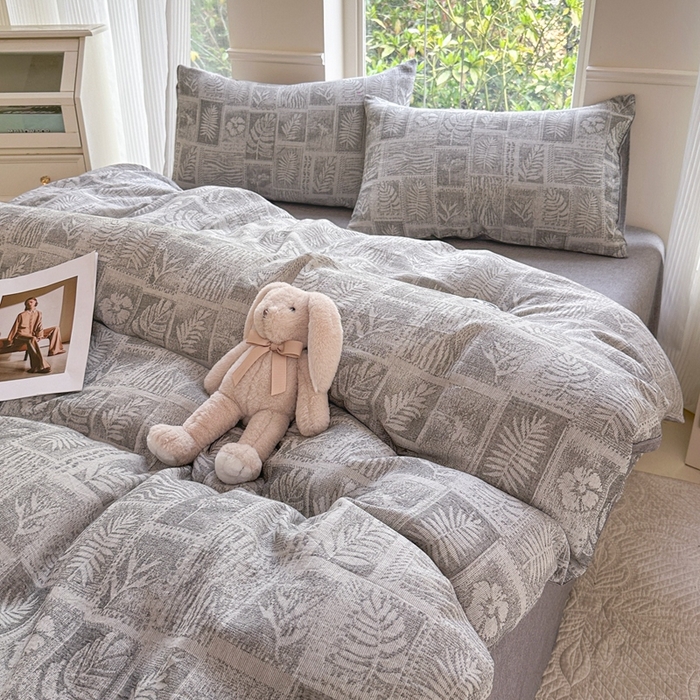 91家纺网 家纺一手货源 找家纺 菡宝 2025新款a类母婴级全棉色织三层纱提花被套纯棉被罩四件套支持定做定制尺寸 叶之美-灰