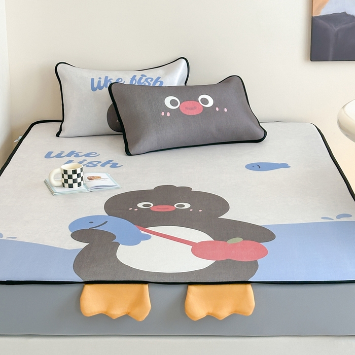 91家纺网 家纺一手货源 找家纺 澳萝拉 2025新款异形冰藤席数码印花系列席子凉席-风格二 企鹅波波（床笠款）