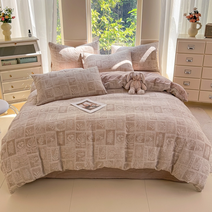 91家纺网 家纺一手货源 找家纺 菡宝 2025新款a类母婴级全棉色织三层纱提花被套纯棉被罩四件套支持定做定制尺寸 叶之美-卡其