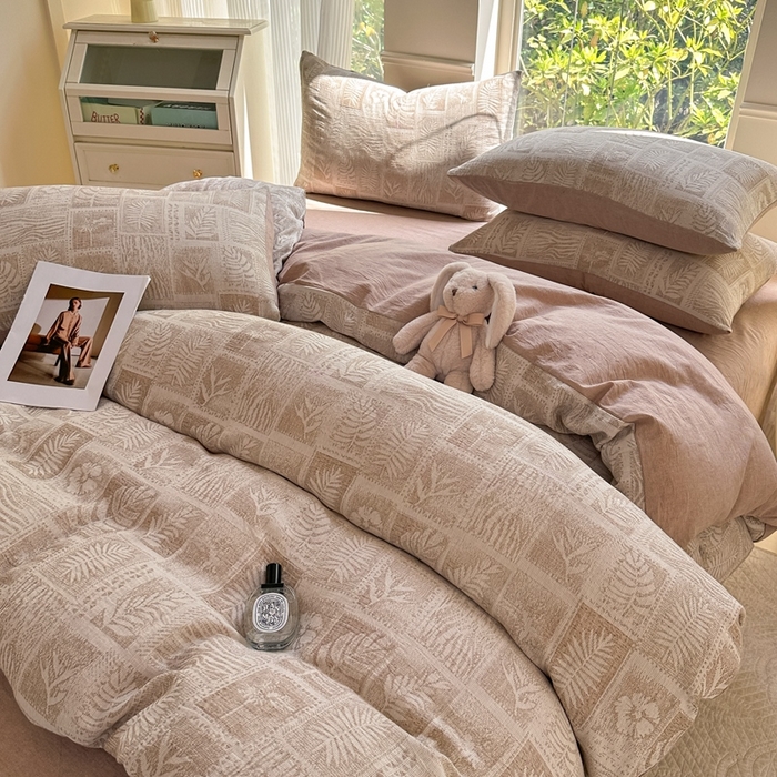 91家纺网 家纺一手货源 找家纺 菡宝 2025新款a类母婴级全棉色织三层纱提花被套纯棉被罩四件套支持定做定制尺寸 叶之美-卡其