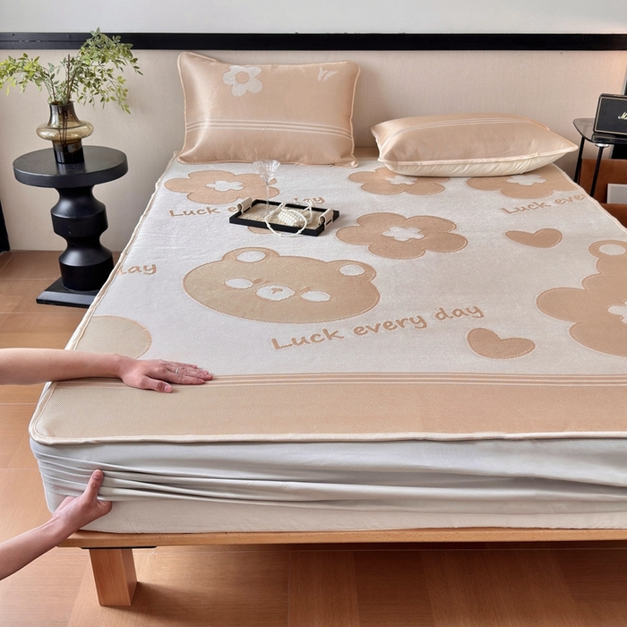 91家纺网 家纺一手货源 找家纺 乐居家纺 2025新款A类碳光抗菌凉感可水洗冰丝凉席席子床笠款 冰丝小熊-咖