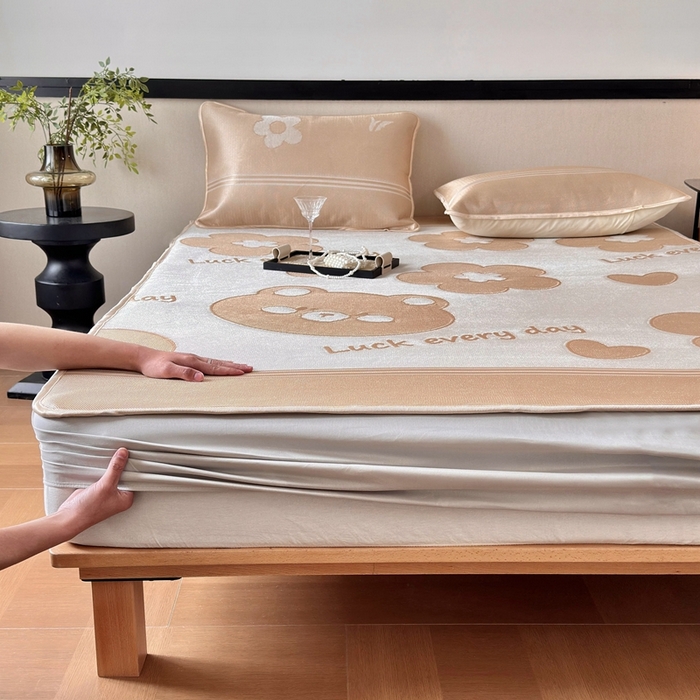 91家纺网 家纺一手货源 找家纺 乐居家纺 2025新款A类碳光抗菌凉感可水洗冰丝凉席席子床笠款 冰丝小熊-咖