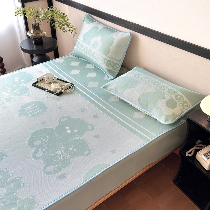 91家纺网 家纺一手货源 找家纺 乐居家纺 2025新款A类碳光抗菌凉感可水洗冰丝凉席席子床笠款 小熊伙伴-绿