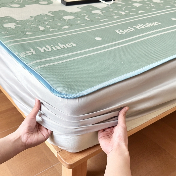 91家纺网 家纺一手货源 找家纺 乐居家纺 2025新款A类碳光抗菌凉感可水洗冰丝凉席席子床笠款 小熊伙伴-绿