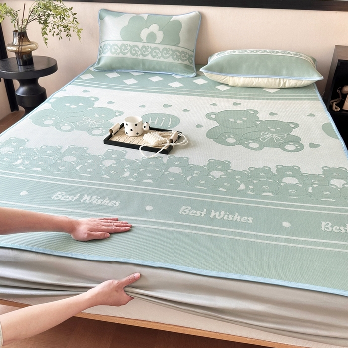 91家纺网 家纺一手货源 找家纺 乐居家纺 2025新款A类碳光抗菌凉感可水洗冰丝凉席席子床笠款 小熊伙伴-绿