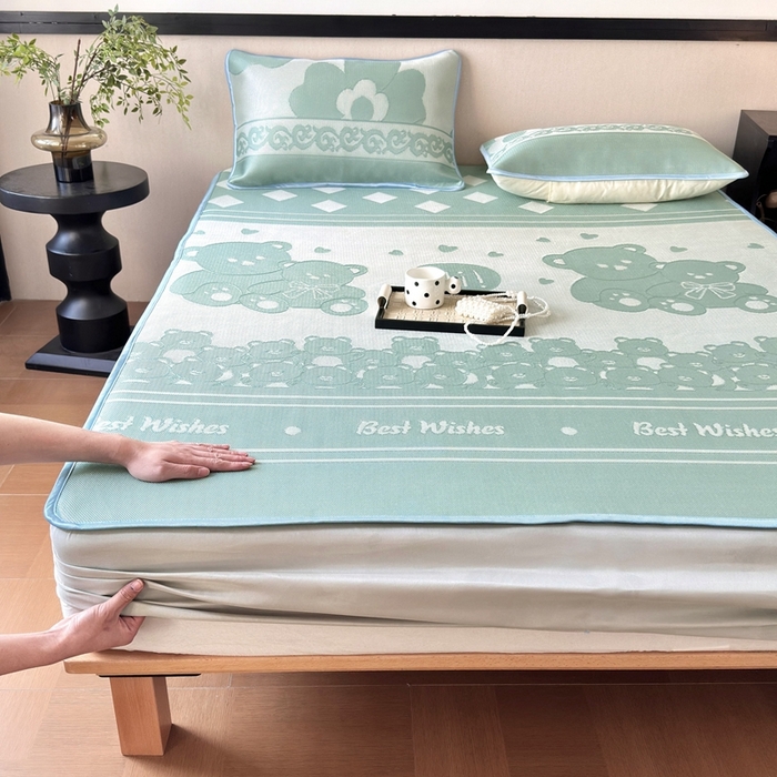 91家纺网 家纺一手货源 找家纺 乐居家纺 2025新款A类碳光抗菌凉感可水洗冰丝凉席席子床笠款 小熊伙伴-绿