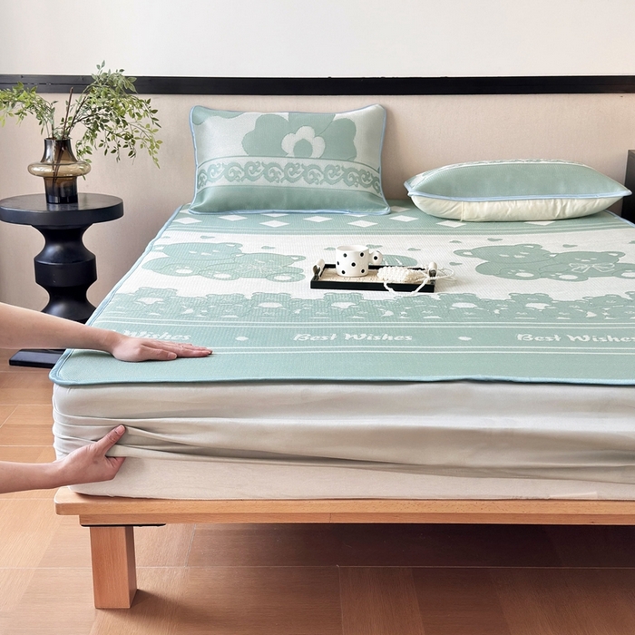 91家纺网 家纺一手货源 找家纺 乐居家纺 2025新款A类碳光抗菌凉感可水洗冰丝凉席席子床笠款 小熊伙伴-绿