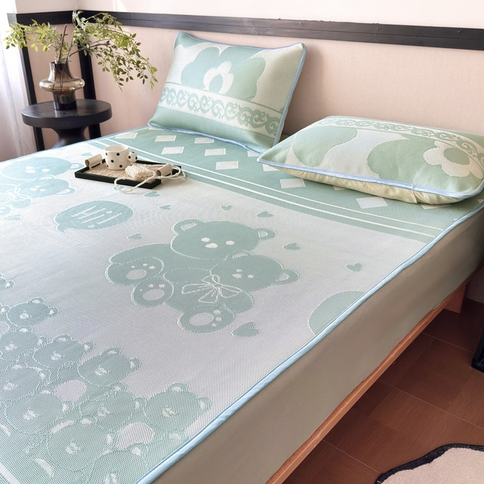 91家纺网 家纺一手货源 找家纺 乐居家纺 2025新款A类碳光抗菌凉感可水洗冰丝凉席席子床笠款 小熊伙伴-绿